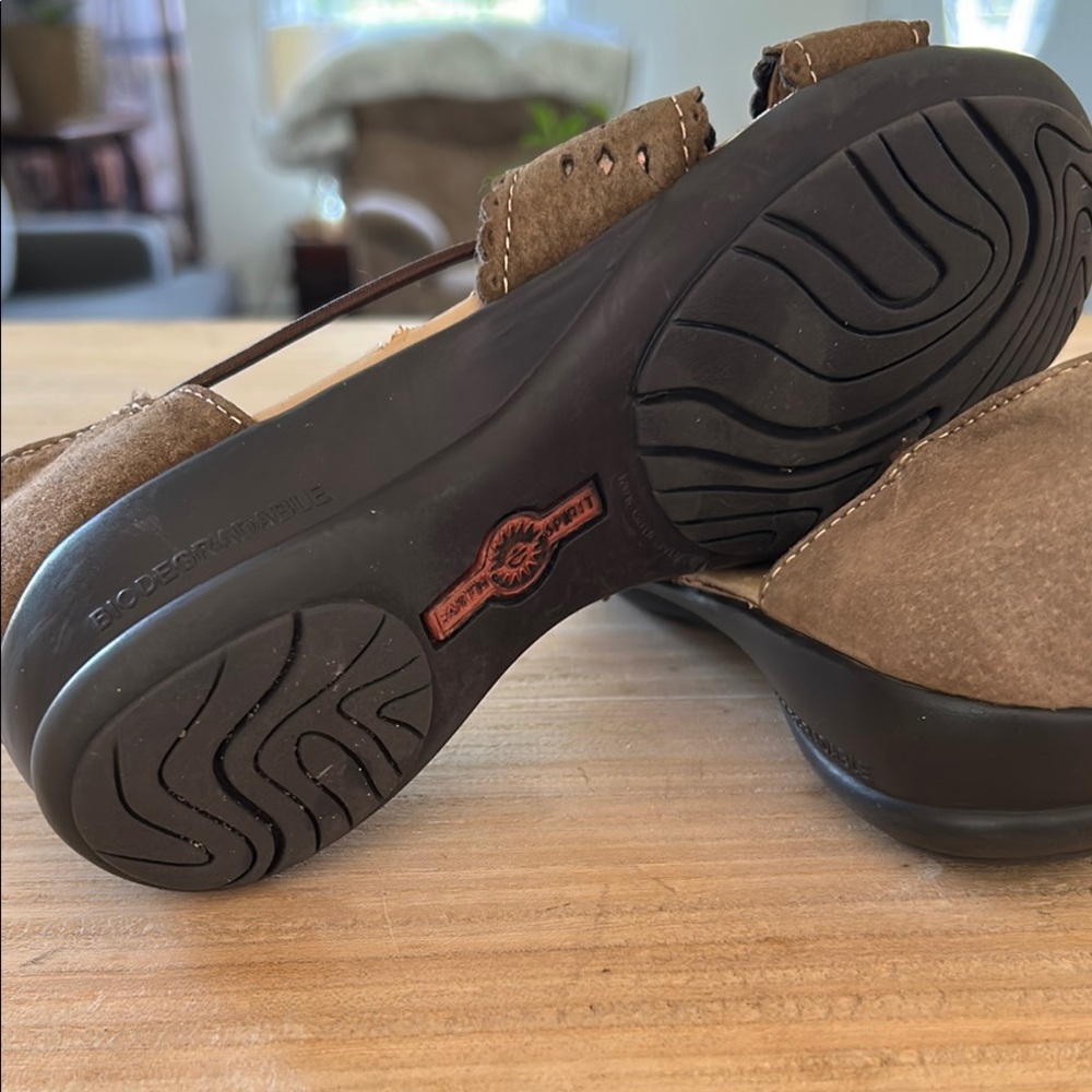 Earth Spirit Brown Sandals with Strappy Design and Floral Detail - Picture 7 of 7